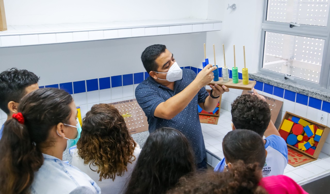 professor e alunos num laboratório de escola